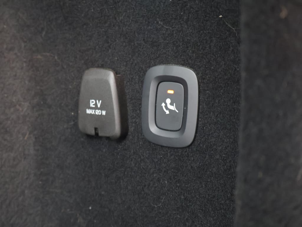 Volvo V60 2.0 T6 PLUG IN HYBRID 350 PK AWD PLUS DARK — foto 11 van 25