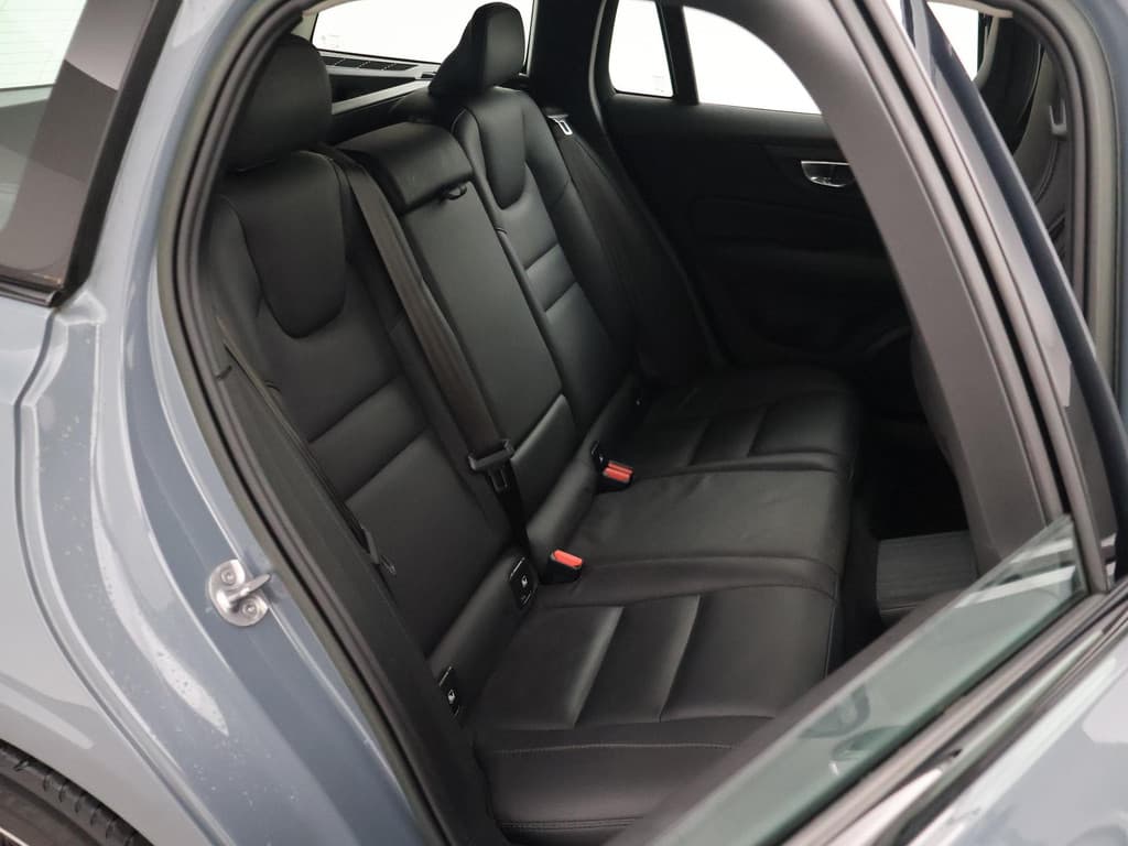 Volvo V60 2.0 T6 PLUG IN HYBRID 350 PK AWD PLUS DARK — foto 12 van 25