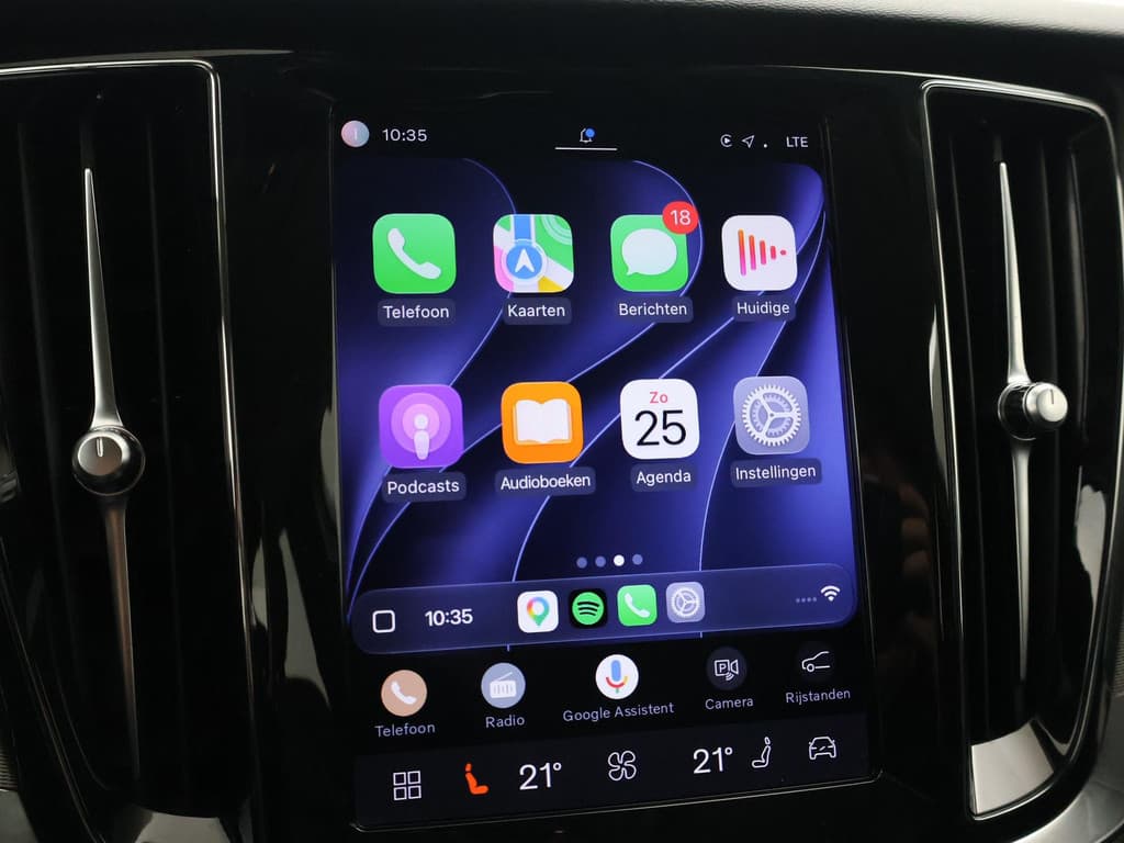 Volvo V60 2.0 T6 PLUG IN HYBRID 350 PK AWD PLUS DARK — foto 13 van 25