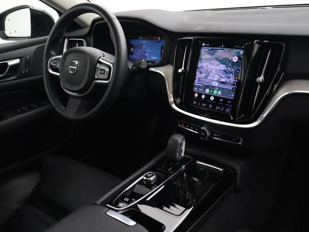 Volvo V60 2.0 T6 PLUG IN HYBRID 350 PK AWD PLUS DARK — foto 3 van 25