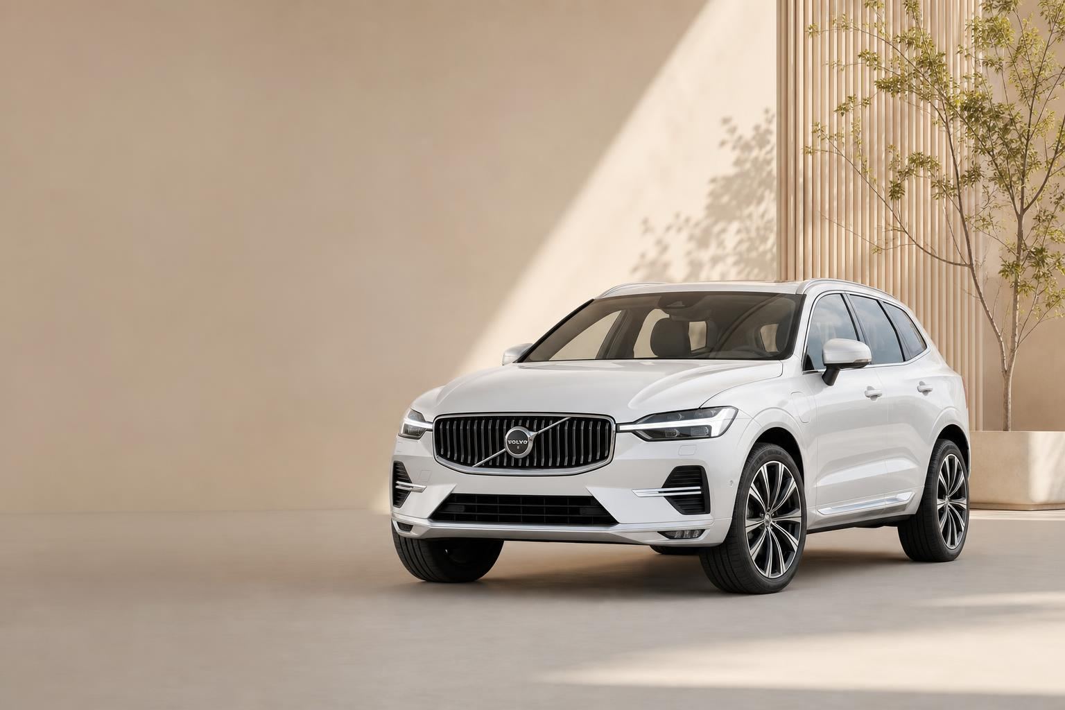 Witte Volvo SUV in lichte studio